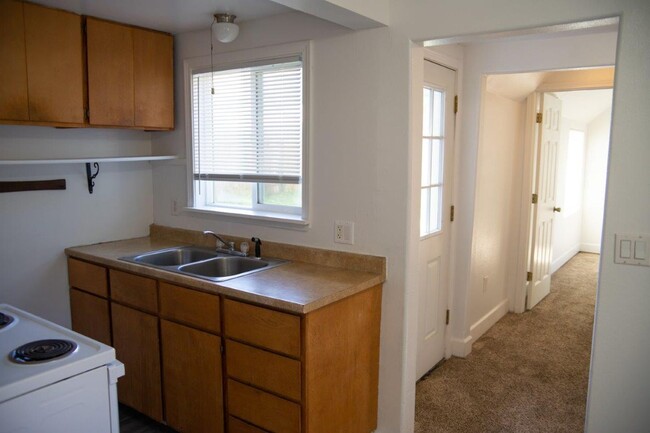 Building Photo - Cozy Three Bedroom Home in West Salem