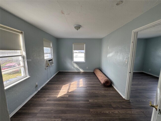 Building Photo - 921 N 17th Ct