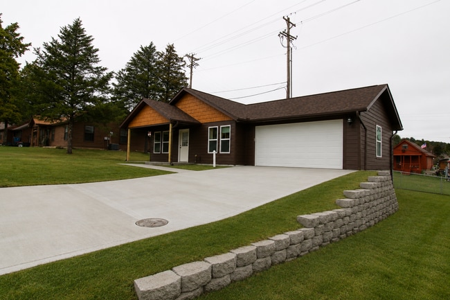 Building Photo - 300 Valley Stream Cir