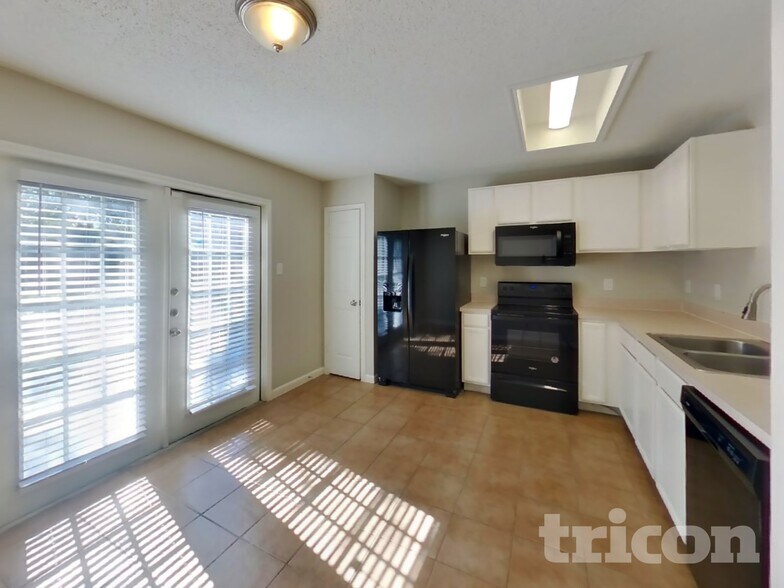 Building Photo - 716 King St