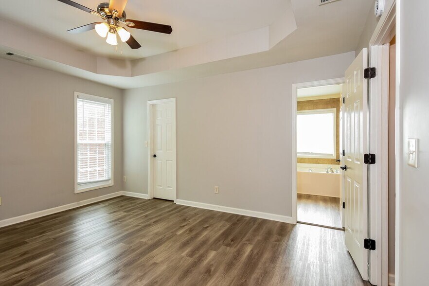 Building Photo - 6176 Mulberry Park Dr