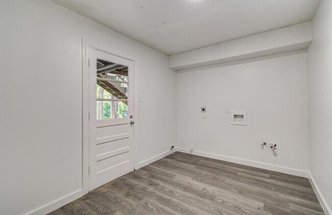 Building Photo - 808 Stone Mountain Dr
