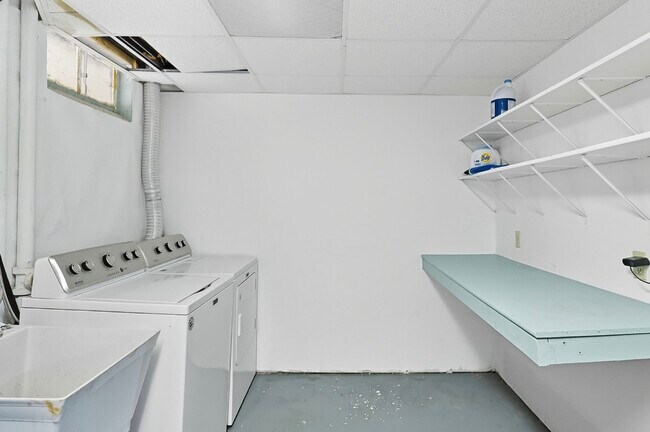 Building Photo - 11021 Spring St