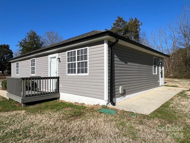 Building Photo - 299 Rustic Rd