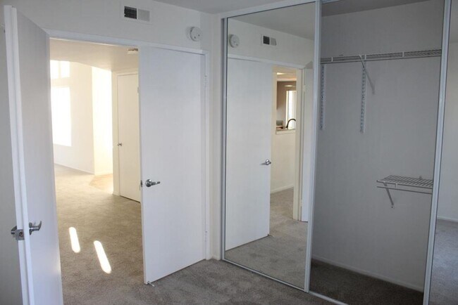 Building Photo - 4Bed/3Bath with 1 bed and bath downstairs & bonus room~ Avenida Andante