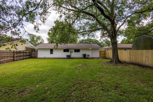 Building Photo - Spacious 4 bedroom in 77707. More pics com...