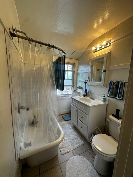 Building Photo - 1700 E Chateau Pl