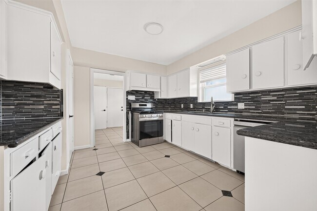 Building Photo - 4002 Mischire Dr