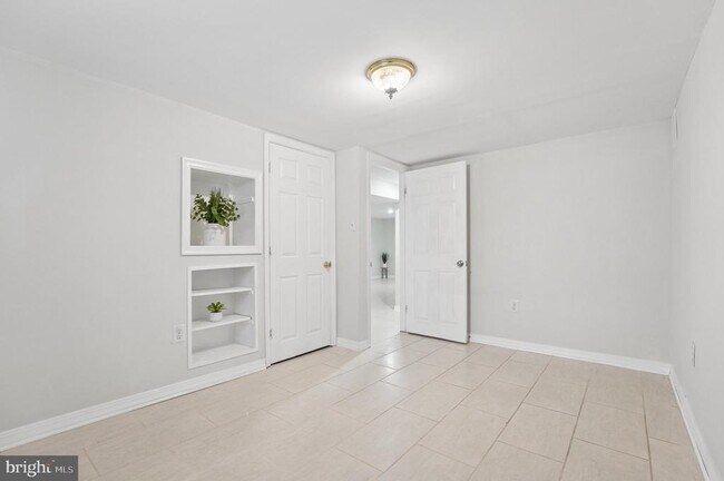 Building Photo - 229 Cabbel Dr