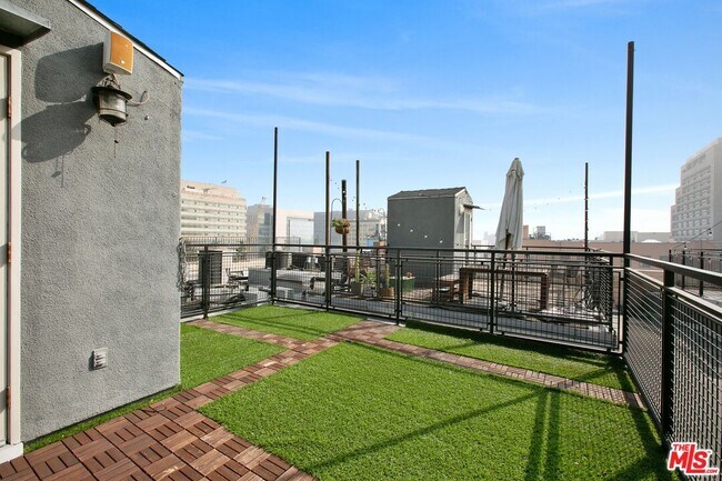 Building Photo - 253 S Broadway