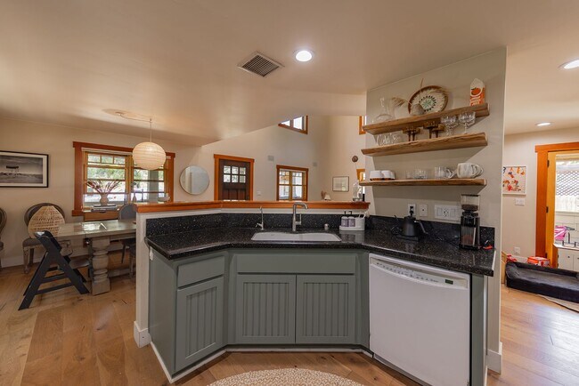 Building Photo - Private Creek Rd Paradise