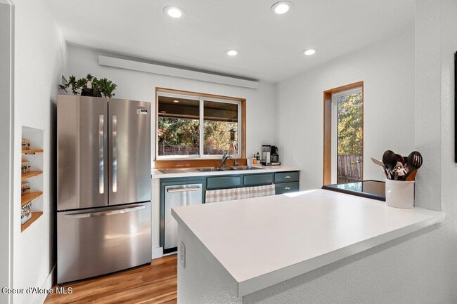 Building Photo - Great CDA Location!