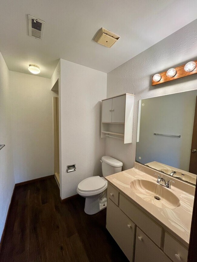 Building Photo - 2 Bed | 1.5 Bath | Townhouse