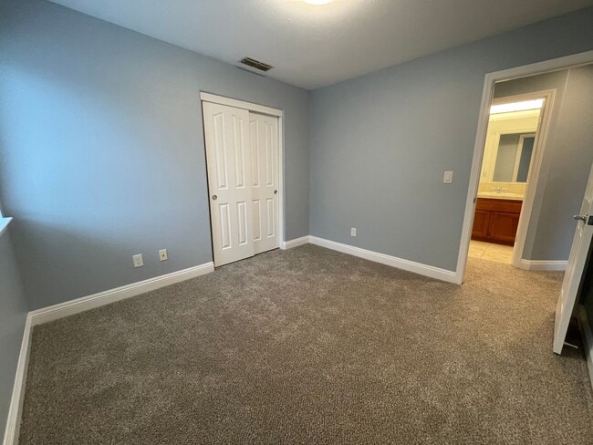 Building Photo - Freshly Updated & Move-In Ready