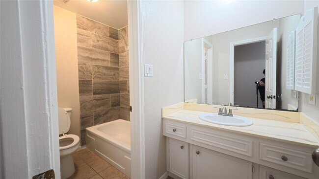 Building Photo - 2027 Whispering Springs Dr