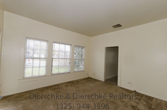 Building Photo - Affordable 2 bedroom home CLOSE ACCESS TO LOOP 306!