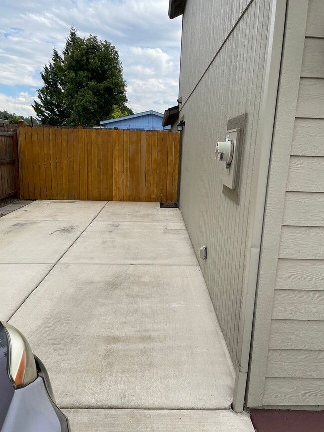 Building Photo - Very Nice 2 Story 3 Bedroom 2.5 Bath Home-...