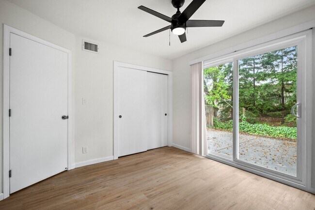 Building Photo - 441-443 Pheasant Ln