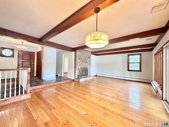 Building Photo - 542 Lake Dr
