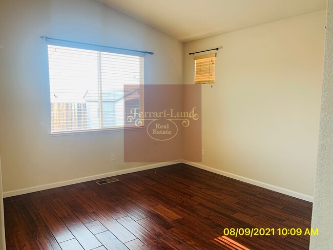 Building Photo - Charming 3 Bedroom, 2 Bathroom Single-Stor...