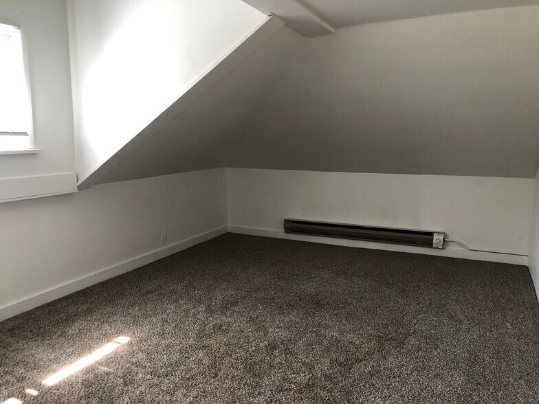 Building Photo - 610 NE Gray Ln