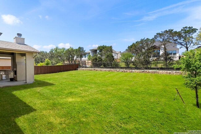 Building Photo - Charming Home Awaits: Spacious & in a Prime Location