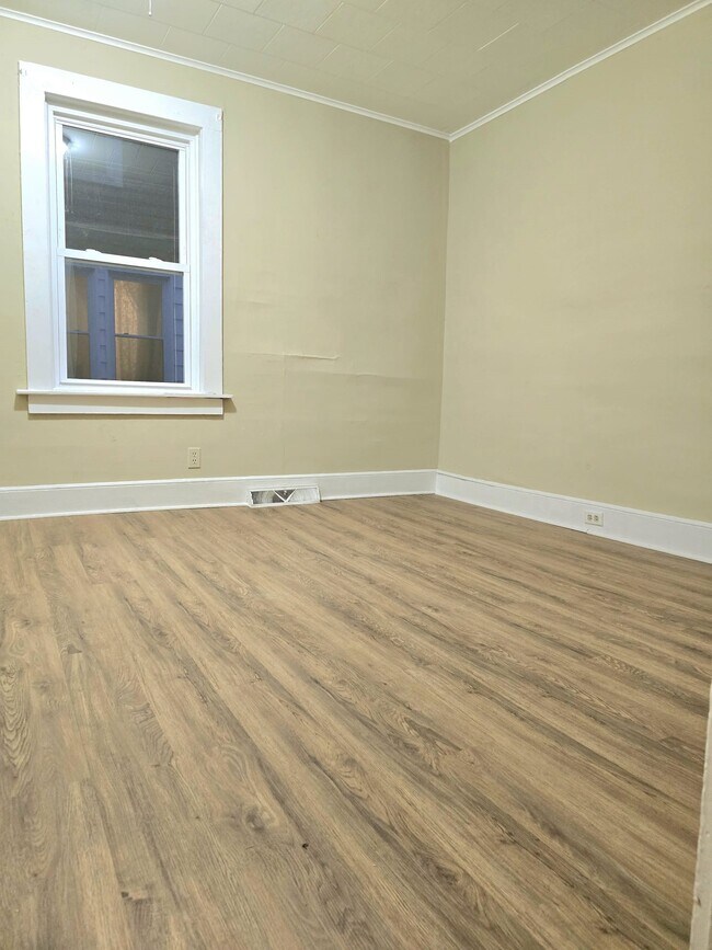 Building Photo - 804 Broad St