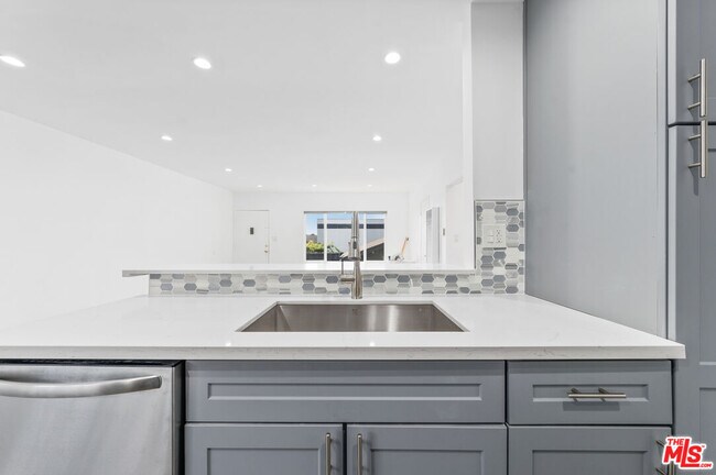 Building Photo - 646 Tularosa Dr