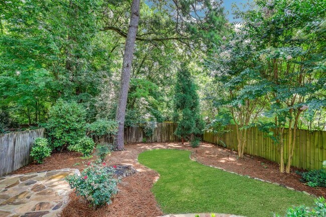 Building Photo - 2215 Fairhaven Cir NE