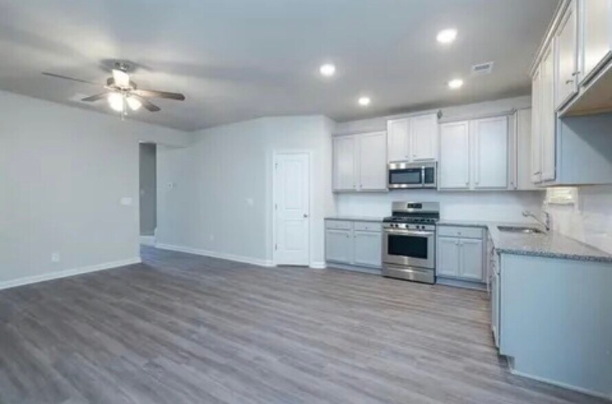 Building Photo - 275 Turtle Creek Dr