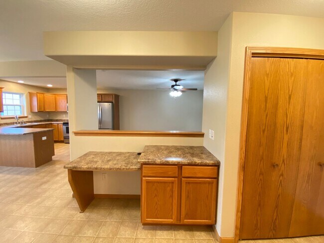 Building Photo - Four bed/2.5 bath townhome for August 2026!