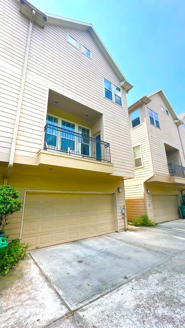 Building Photo - GORGEOUS Townhome in Inner Loop Gated Community **Ask about our NO CASH DEPOSIT option through OB...