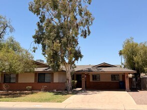 Building Photo - 718 E Manhatton Dr