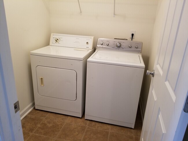 Building Photo - 211 Sunview Drive