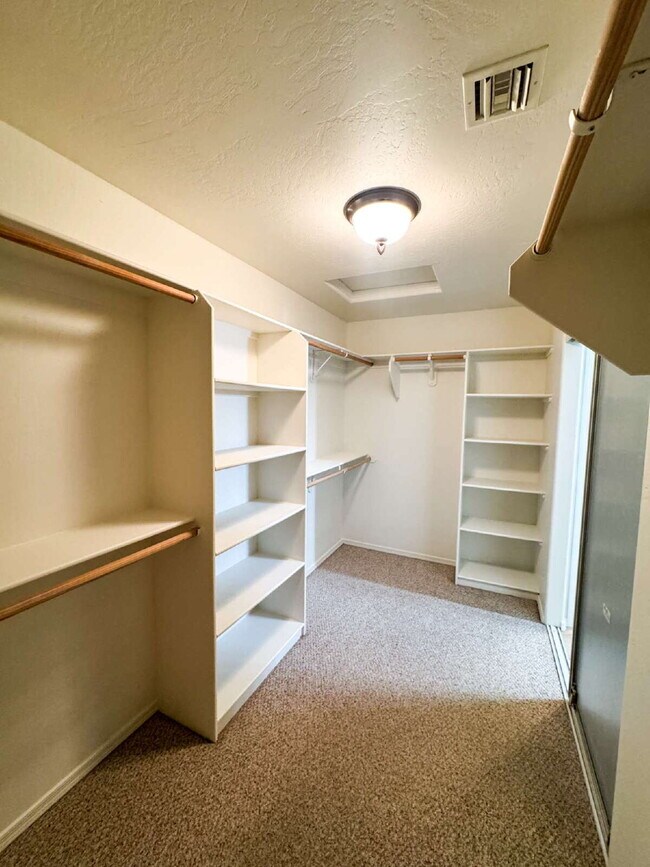 Building Photo - For Rent: 3-bedroom, 2-bathroom home in Barkley Ranch