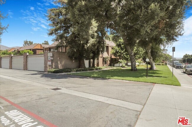 Building Photo - 449 W Duarte Rd