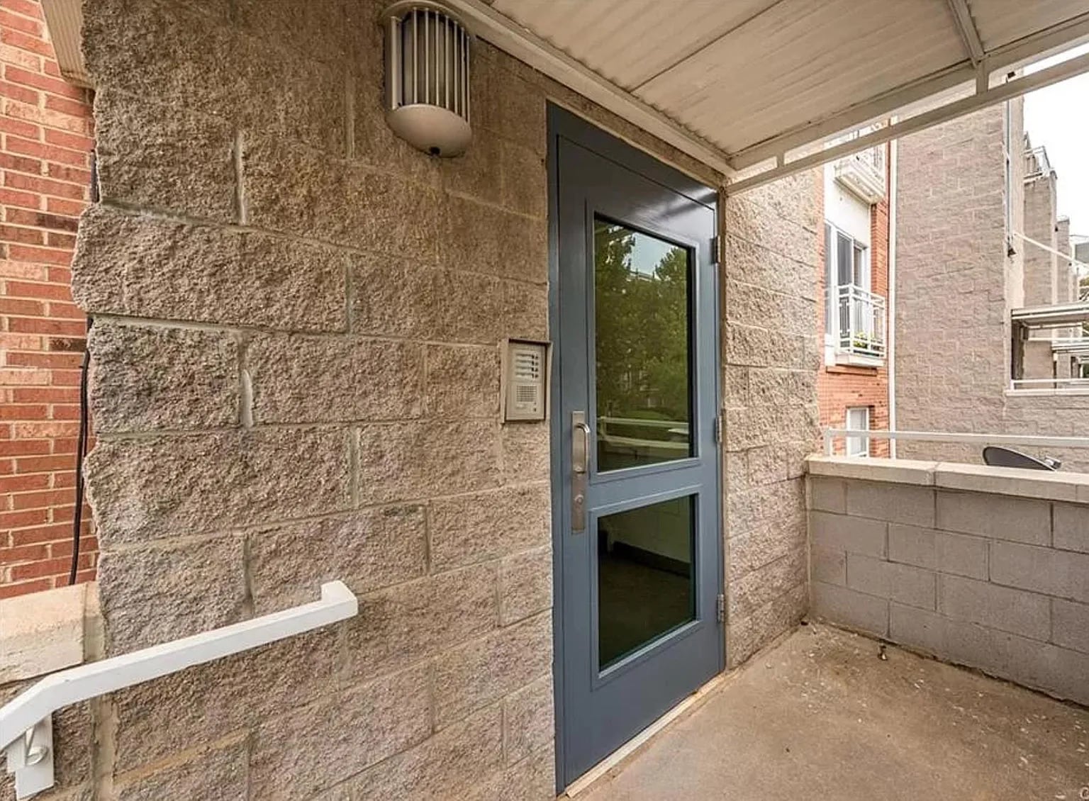 Building Photo - Room in Condo on Donatello Avenue