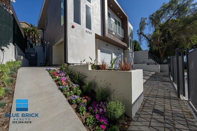 Building Photo - 5239-5241 Huntington Dr -