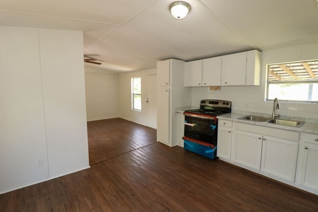 Building Photo - Newly Renovated Home