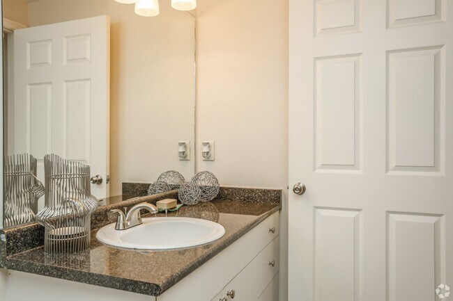 Building Photo - Downtown Luxury | 1-Bed with Style!