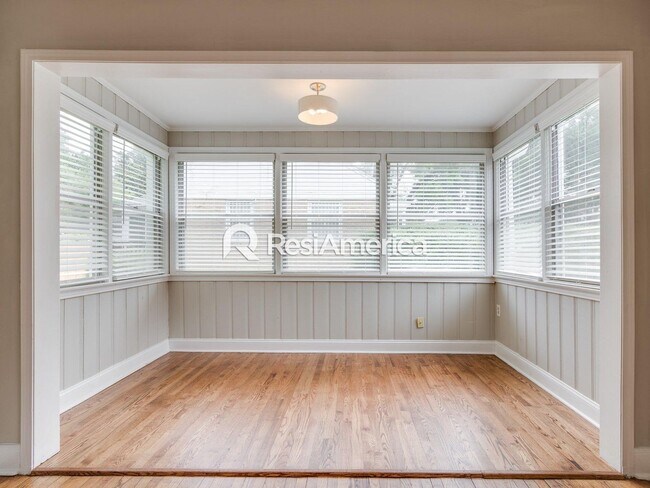 Building Photo - Vouchers welcome!! Beautiful 2BR/1B home i...