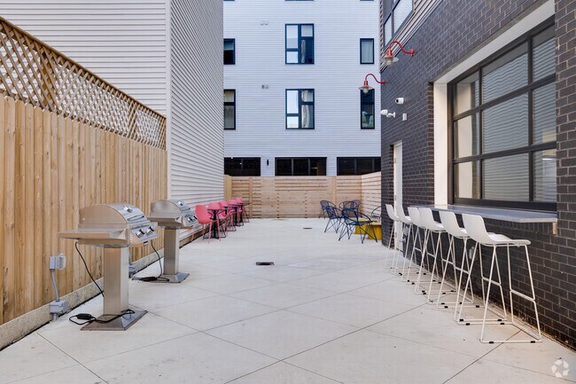 Courtyard - 629 W Girard Ave