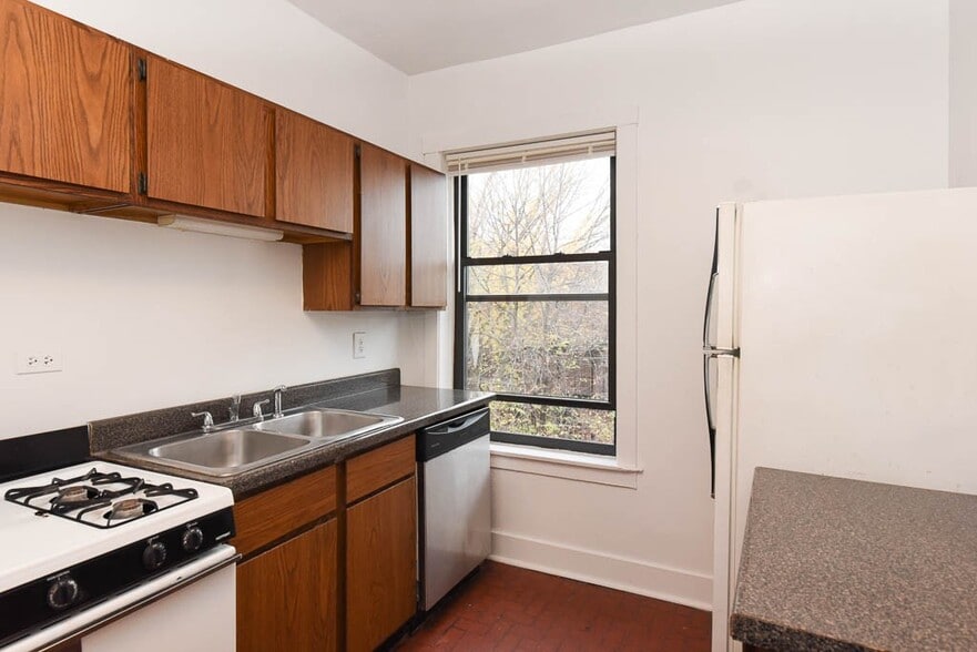 Building Photo - 3626 N Racine Ave