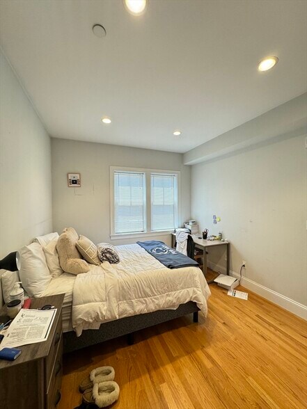 Building Photo - 387 W Broadway