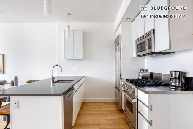 Building Photo - 550 W 54th St