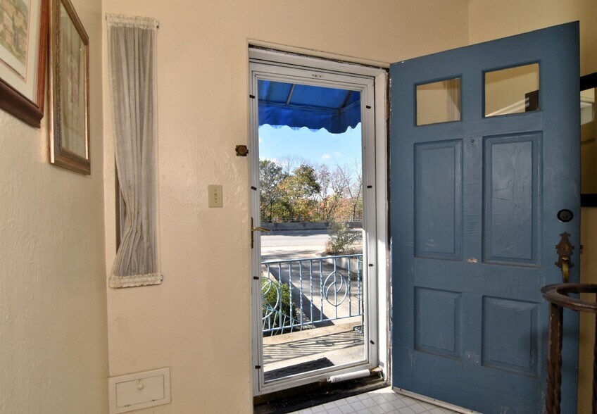Building Photo - 2027 Riverside Dr