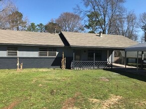 Building Photo - Nice Benton Home