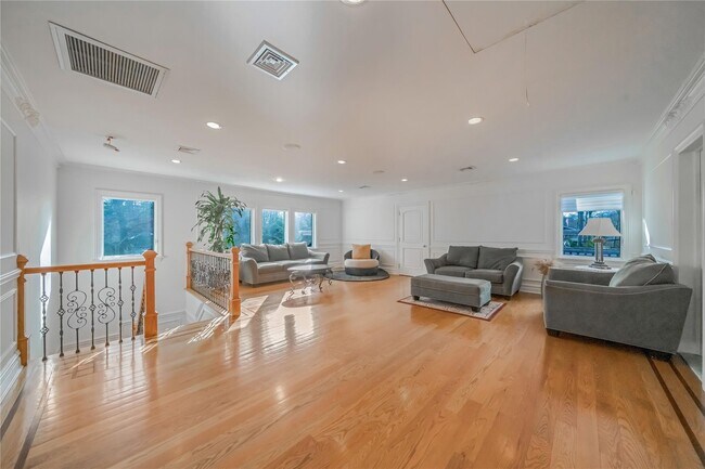 Building Photo - 5 Beech Dr