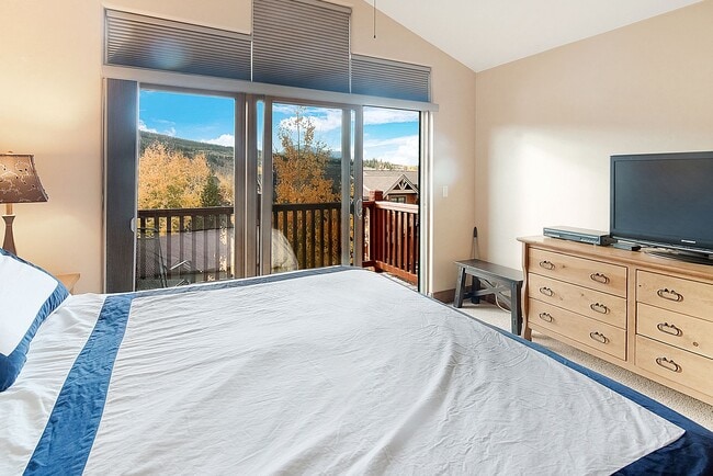 Building Photo - Beautiful townhome, ski shuttle, views, ut...
