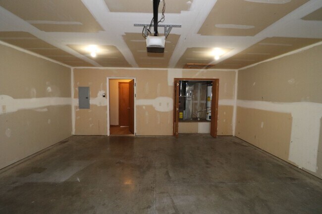 Building Photo - Spacious Duplex for Rent